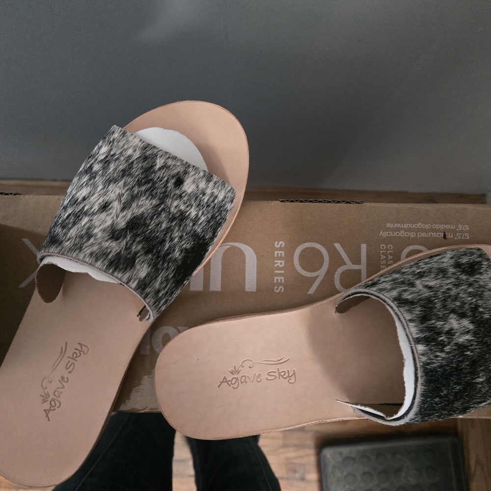 Agave Women's Black and White Slide Sandals